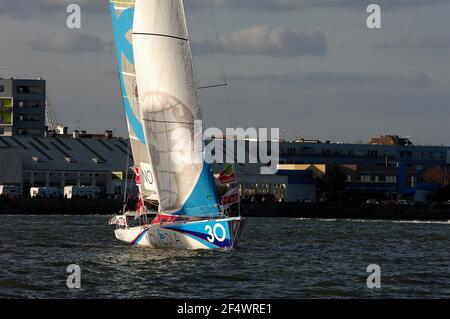 SEGELN - TRANSATLANTISCHES RENNEN - LA SOLIDAIRE DU CHOCOLAT - SAINT NAZAIRE (FRA) - 18/10/09PHOTO : JULIEN GIRARDOT / DPPI START - INITIATIVEN NOVEDIA - SKIPPER TANGUY DELAMOTTE UND ADRIEN HARDY Stockfoto