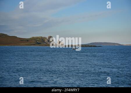 Landschaft mit Panoramablick auf Irlands Eye Island vom Hafen von Howth in der Grafschaft Leinster Dublin Irland aus gesehen. Stockfoto