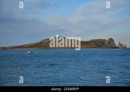 Landschaft mit Panoramablick auf Irlands Eye Island vom Hafen von Howth in der Grafschaft Leinster Dublin Irland aus gesehen. Stockfoto