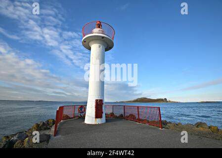 Schöner Blick auf den Howth Harbour Lighthouse, ein historisches Wahrzeichen am nördlichen Ende der Dublin Bay in der Grafschaft Leinster, Irland. Stockfoto