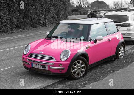 Pink Mini Cooper Auto mit personalisiertem Nummernschild, Kennzeichen, geparkt in der Straße in Bournemouth, Dorset UK im März Stockfoto