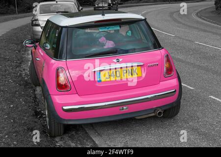 Pink Mini Cooper Auto mit personalisiertem Nummernschild, Kennzeichen, geparkt in der Straße in Bournemouth, Dorset UK im März Stockfoto