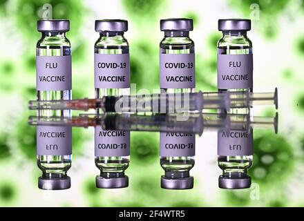 Abbildung: Covid-19 & Grippe-Impffläschchen. Manchester, Großbritannien. März 2021. Stockfoto
