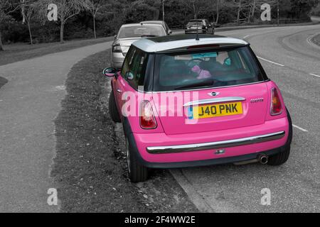 Pink Mini Cooper Auto mit personalisiertem Nummernschild, Kennzeichen, geparkt in der Straße in Bournemouth, Dorset UK im März Stockfoto