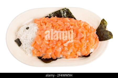 Lachs und Reis in Form von Fisch auf Keramikplatte geschnitten. Makro. Isoliert auf weißem Hintergrund. Stockfoto