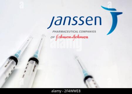 New York USA, 10. februar 2021: Drei Spritzen neben dem Janssen-Logo isoliert auf weißem Hintergrund. Janssen ist ein Johnson und Johnson Unternehmen, das Stockfoto