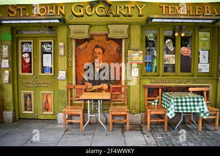 Blick von der Fassade auf den traditionellen Irish Pub von Oliver St. John Gogarty im Zentrum von Dublins Kulturviertel Temple Bar, Irland. Stockfoto