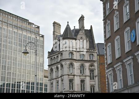 Außenansicht von alten Geschäftsgebäuden in der Innenstadt von Dublin, Irland. Stockfoto