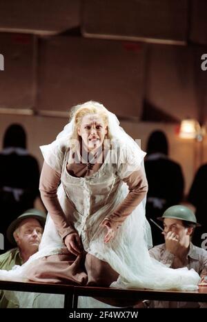 Deborah Polaski (Brunnhilde) in GOTTERDAMERUNG von Wagner an der Royal Opera, Covent Garden, London WC2 14/10/1995 Leitung: Bernard Haitink Gestaltung: Nigel Lowery Beleuchtung: Pat Collins Bewegung: Matthew Hamilton Regie: Richard Jones Stockfoto