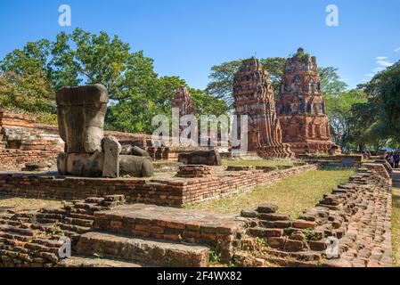 Sonniger Tag auf den Ruinen des buddhistischen Tempels Wat Mahathat. Ayutthaya, Thailand Stockfoto