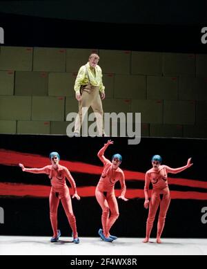 Siegfried Jerusalem (Siegfried) mit (l-r) Judith Howarth (Woglinde), Daniela Bechly (Wellgunde), Leah-Marian Jones (Flosshilde) in GOTTERDAMERUNG von Wagner an der Royal Opera, Covent Garden, London WC2 14/10/1995 Leitung: Bernard Haitink Gestaltung: Nigel Lowery Beleuchtung: Pat Collins Bewegung: Matthew Hamilton Regie: Richard Jones Stockfoto