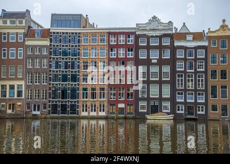 AMSTERDAM, NIEDERLANDE - 30. SEPTEMBER 2017: Bunte Häuser von Amsterdam an einem bewölkten Septembertag Stockfoto