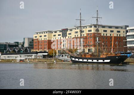 Stadtbild mit Panoramablick auf Jeanie Johnston, eine Dreimaster-Barque, die vor dem Custom House Quay am Liffey River in Dublin, Irland, festgemacht ist. Stockfoto