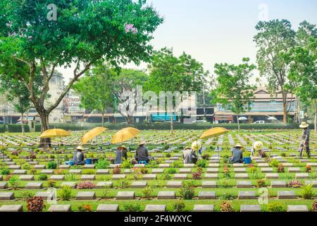 Kanchanaburi THAILAND - 21. FEBRUAR: Unidentifizierte Arbeiter renovieren und dekorieren Blumen auf dem Allied war Cemetery von Kanchanaburi am 21.2020 in Ka Stockfoto