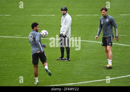 Düsseldorf, Deutschland. März 2021, 23rd. Bundestrainer Joachim Jogi Loew beobachtet Serge Gnabry und Leon Goretzka. GES./Fussball/DFB-Training Düsseldorf, die Team, 23.03.2021 Fußball: Training, Training Deutsche Nationalmannschaft, Düsseldorf, 23. März 2021 Quelle: dpa/Alamy Live News Stockfoto