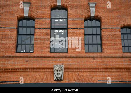 Alte viktorianische Backsteinfassade mit symmetrischen Bogenfenstern in der Innenstadt von Dublin, Irland. Stockfoto