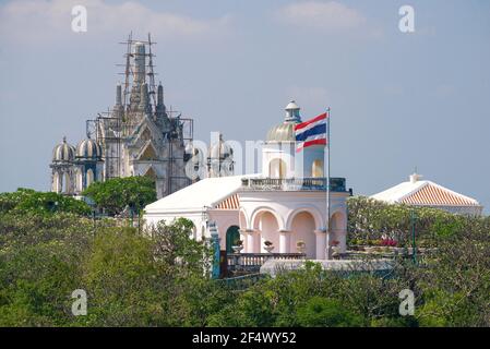 Blick auf das alte königliche Observatorium Gebäude auf Phra Nakhon Khiri Hügel. Phetchaburi, Thailand Stockfoto