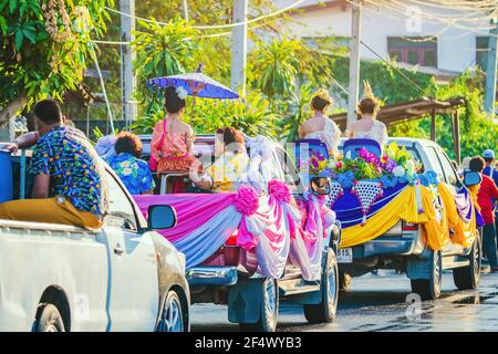 Kanchanaburi, THAILAND - 17. APRIL : Unidentifizierte schöne mit traditionell gekleideter Frau wird zur 'Miss Songkran' in der Parade auf Songkran Fes gekrönt Stockfoto