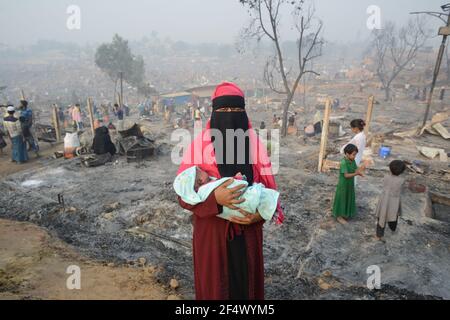 Cox's Bazar, Bangladesch. März 2021, 23rd. Massives Feuer zerstört am Montag, den 22. März, rund 10000 Häuser und 15 Tote im Rohingya-Flüchtlingslager in Cox'x Bazar, Bangladesch.Quelle: MD Zakirul Mazed/Alamy Live News Stockfoto