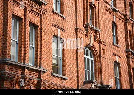 Alte viktorianische Backsteinfassade in der Innenstadt von Dublin, Irland. Stockfoto