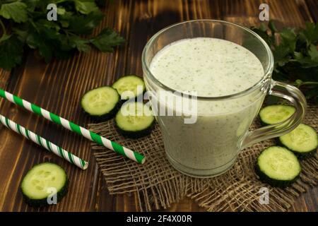 Joghurt-Smoothie mit Gurke auf dem rustikalen Holzhintergrund Stockfoto