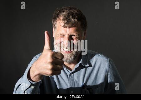 Edimburgh, Schottland. 19. August 2018. Der schottische Schriftsteller, Akademiker und Aktivist Alastair McIntosh nimmt während der Edinburgh International an einer Fotozelle Teil Stockfoto