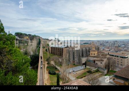 Panoramablick auf die Stadtmauer in Girona, Spanien. Stadtmauer, Stadtmauer aus dem 9. Jahrhundert. Stockfoto