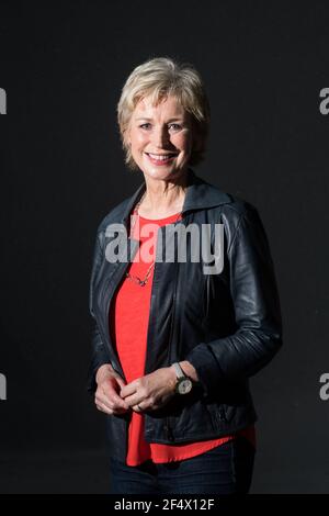 Edimburgh, Schottland. 19. August 2018. Die schottische Rundfunkanstalt und Schriftstellerin Sally Magnusson nimmt während des Edinburgh International Book Fest an einer Fotozelle Teil Stockfoto