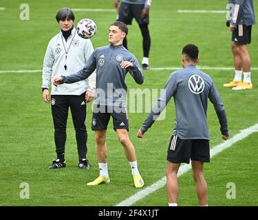 Düsseldorf, Deutschland. März 2021, 23rd. Bundestrainer Joachim Jogi Loew beobachtet Florian Wirtz und Jamal Musiala. GES./Fussball/DFB-Training Düsseldorf, die Team, 23.03.2021 Fußball: Training, Training Deutsche Nationalmannschaft, Düsseldorf, 23. März 2021 Quelle: dpa/Alamy Live News Stockfoto