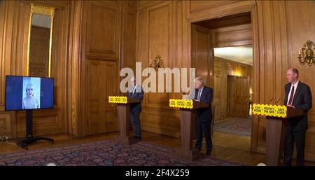 Bildschirmschnappschuss von (von links nach rechts) wissenschaftlicher Chefberater Sir Patrick Vallance, Premierminister Boris Johnson und medizinischer Leiter Professor Chris Whitty während einer Medienbesprechung in Downing Street, London, zum Coronavirus (Covid-19). Bilddatum: Dienstag, 23. März 2021. Stockfoto