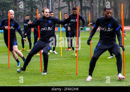 ZEIST, NIEDERLANDE - 23. MÄRZ: Daley Blind of the Netherlands, Georginio Wijnaldum of the Netherlands während der Pressekonferenz und Ausbildung der niederländischen Fußballnationalmannschaft vor dem Spiel gegen die Türkei auf dem KNVB Campus am 23. März 2021 in Zeist, Niederlande (Foto: Broer van den Boom/Orange Pictures) Quelle: Orange Pics BV/Alamy Live News Stockfoto