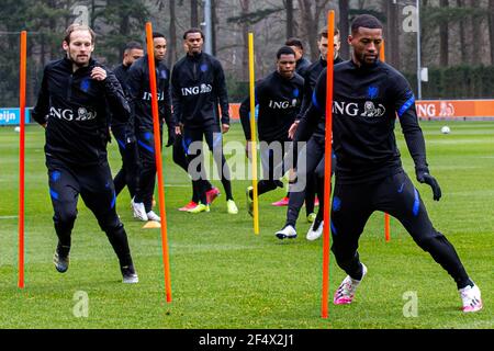 ZEIST, NIEDERLANDE - 23. MÄRZ: Daley Blind of the Netherlands, Georginio Wijnaldum of the Netherlands während der Pressekonferenz und Ausbildung der niederländischen Fußballnationalmannschaft vor dem Spiel gegen die Türkei auf dem KNVB Campus am 23. März 2021 in Zeist, Niederlande (Foto: Broer van den Boom/Orange Pictures) Quelle: Orange Pics BV/Alamy Live News Stockfoto