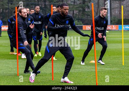 ZEIST, NIEDERLANDE - 23. MÄRZ: Daley Blind of the Netherlands, Georginio Wijnaldum of the Netherlands während der Pressekonferenz und Ausbildung der niederländischen Fußballnationalmannschaft vor dem Spiel gegen die Türkei auf dem KNVB Campus am 23. März 2021 in Zeist, Niederlande (Foto: Broer van den Boom/Orange Pictures) Quelle: Orange Pics BV/Alamy Live News Stockfoto