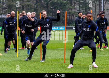 ZEIST, NIEDERLANDE - 23. MÄRZ: Daley Blind of the Netherlands, Georginio Wijnaldum of the Netherlands während der Pressekonferenz und Ausbildung der niederländischen Fußballnationalmannschaft vor dem Spiel gegen die Türkei auf dem KNVB Campus am 23. März 2021 in Zeist, Niederlande (Foto: Broer van den Boom/Orange Pictures) Quelle: Orange Pics BV/Alamy Live News Stockfoto