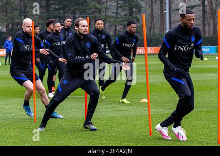 ZEIST, NIEDERLANDE - 23. MÄRZ: Davy Klaassen aus den Niederlanden, Daley Blind aus den Niederlanden während der Pressekonferenz und Ausbildung der niederländischen Fußballnationalmannschaft vor dem Spiel gegen die Türkei auf dem KNVB Campus am 23. März 2021 in Zeist, Niederlande (Foto: Broer van den Boom/Orange Pictures) Quelle: Orange Pics BV/Alamy Live News Stockfoto