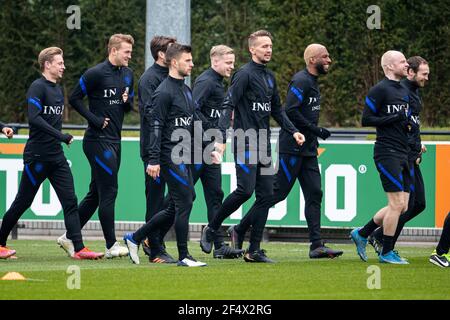 ZEIST, NIEDERLANDE - MÄRZ 23: Frenkie de Jong der Niederlande, Matthijs de Ligt der Niederlande, Joel Veltman der Niederlande, Donny van de Beek der Niederlande, Luuk de Jong der Niederlande, Ryan Babel der Niederlande, Davy Klaassen der Niederlande, Daley Blind aus den Niederlanden während der Pressekonferenz und Ausbildung der niederländischen Fußballnationalmannschaft vor dem Spiel gegen die Türkei auf dem KNVB Campus am 23. März 2021 in Zeist, Niederlande (Foto von Broer van den Boom/Orange Pictures) Credit: Orange Pics BV/Alamy Live News Stockfoto