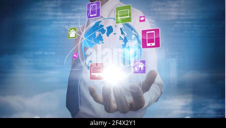 Aufbau eines Netzwerks von digitalen Symbolen mit Globus über der Hand Des Geschäftsmannes Stockfoto