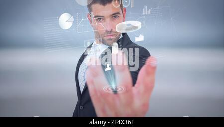 Aufbau eines Netzwerks von digitalen Symbolen und Statistiken über die Hand Des Geschäftsmannes Stockfoto