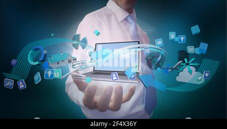 Aufbau eines Netzwerks von digitalen Symbolen mit Laptop über der Hand Des Geschäftsmannes Stockfoto