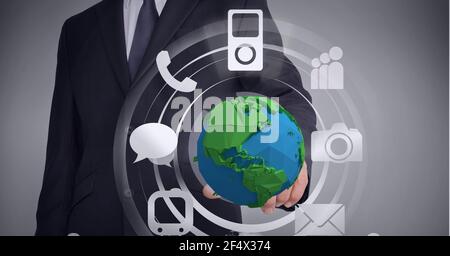 Aufbau eines Netzwerks von digitalen Symbolen mit Globus über der Hand Des Geschäftsmannes Stockfoto