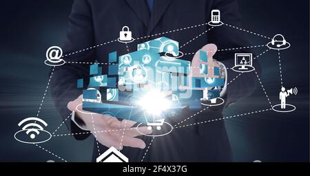 Zusammensetzung des Netzwerks von digitalen Symbolen mit Leuchten über den Händen Des Geschäftsmannes Stockfoto