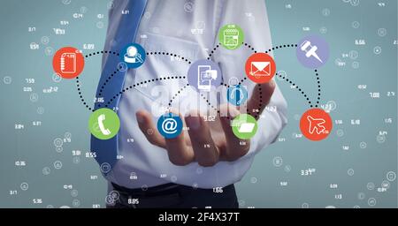 Aufbau eines Netzwerks von digitalen Symbolen mit Zahlenverarbeitung Hand des Geschäftsmannes Stockfoto