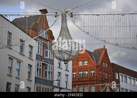 Fassade und Dekoration von Weihnachtslichtern in viktorianischen Gebäuden in der Grafton Street, Dublin City Centre, Irland. Stockfoto