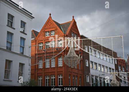 Fassade und Dekoration von Weihnachtslichtern in viktorianischen Gebäuden in der Grafton Street, Dublin City Centre, Irland. Stockfoto