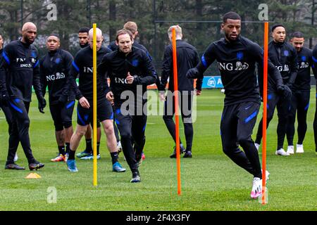 ZEIST, NIEDERLANDE - MÄRZ 23: Daley Blind aus den Niederlanden, Georginio Wijnaldum aus den Niederlanden während der Pressekonferenz und Ausbildung von Dutc Stockfoto