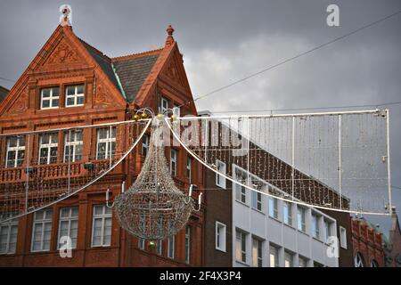 Fassade und Dekoration von Weihnachtslichtern in viktorianischen Gebäuden in der Grafton Street, Dublin City Centre, Irland. Stockfoto