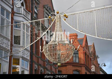 Fassade und Dekoration von Weihnachtslichtern in viktorianischen Gebäuden in der Grafton Street, Dublin City Centre, Irland. Stockfoto