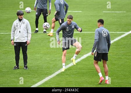 Bundestrainer Joachim Jogi Loew beobachtet Florian Wirtz und Jamal Musiala (Deutschland). GES. / Fussball / DFB-Training Düsseldorf, die Team, 23.03.2021 Fußball: Training, Training Deutsche Nationalmannschaft, Düsseldorf, 23. März 2021 - Einsatz weltweit Stockfoto