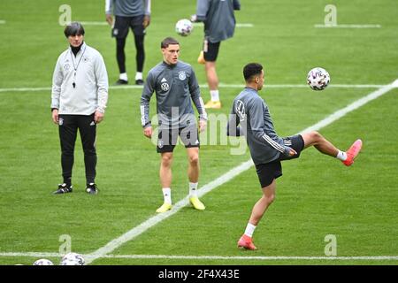 Bundestrainer Joachim Jogi Loew beobachtet Florian Wirtz und Jamal Musiala (Deutschland). GES. / Fussball / DFB-Training Düsseldorf, die Team, 23.03.2021 Fußball: Training, Training Deutsche Nationalmannschaft, Düsseldorf, 23. März 2021 - Einsatz weltweit Stockfoto