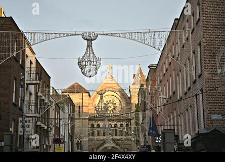 Malerischer Blick auf alte georgianische Gebäude mit Backsteinmauern und St. Teresa, eine katholische Karmelitenkirche aus dem 19. Jahrhundert in der Innenstadt von Dublin, Irland. Stockfoto